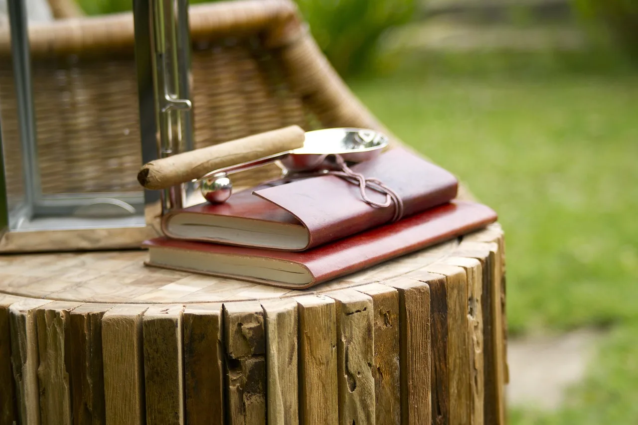 notebook, book, cigar, luxury, rich, expensive, style, genre, skin, pen, author, idea, inspiration, work, journalist, course, traveler, to write, paper, page, note, take note, hobby, trip, gezi, to read. How to report, build, and verify scenes in a magazine feature