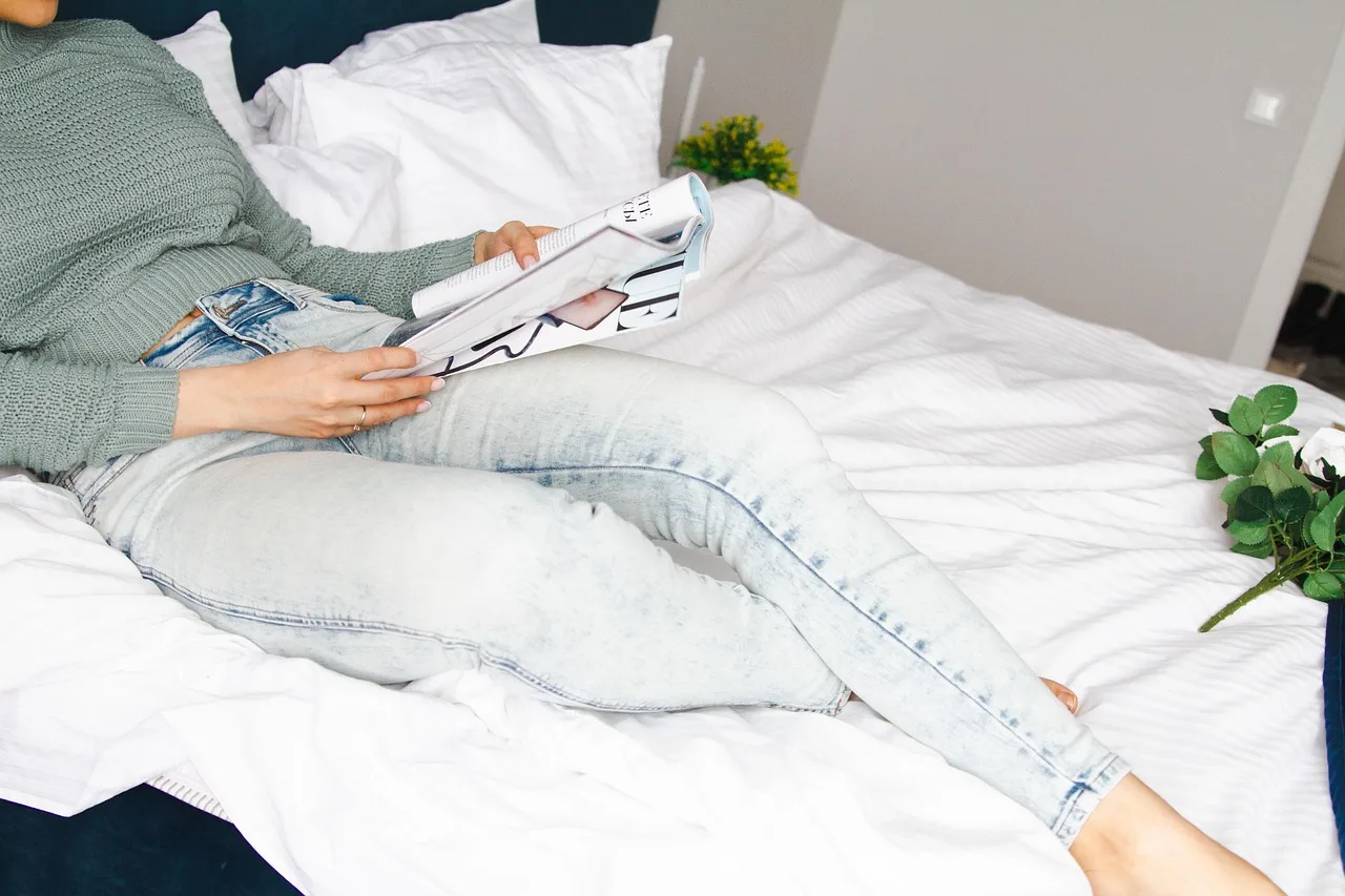 bedroom, woman, reading, magazine, relaxing, bed, leisure. Magazine planning tools compared: editorial calendar, flatplan, backlog and schedule