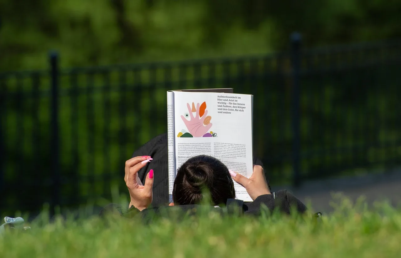 magazine, read, woman, cosmetics, manicure, fingernails, leisure, relaxation, outdoors. Magazine design review checklist for print and digital editions